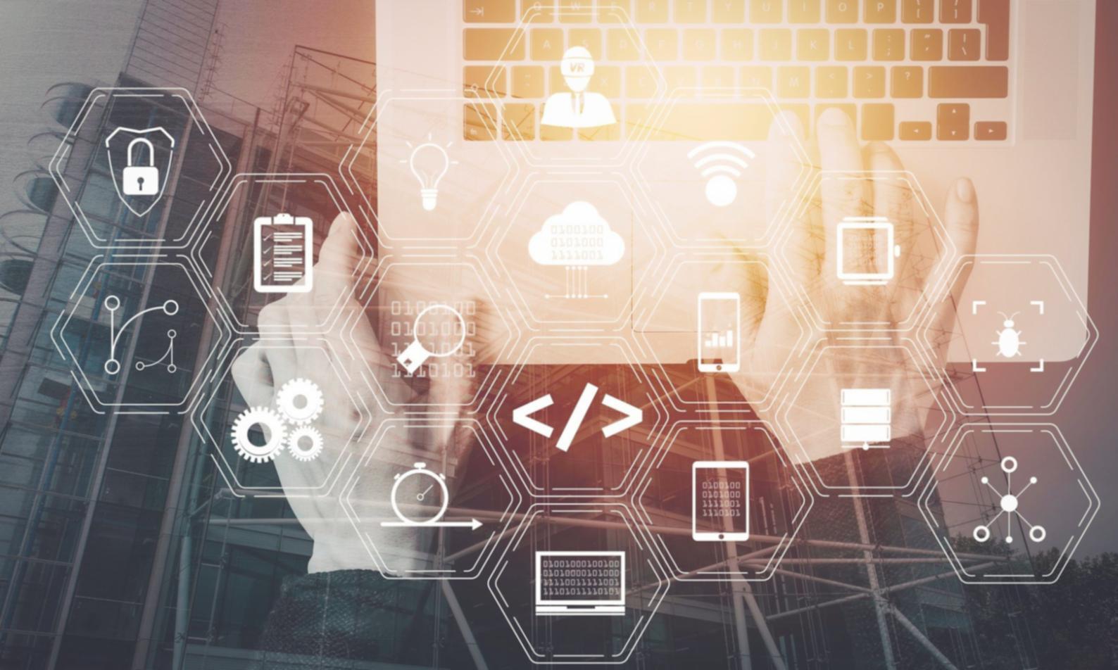 ワークショップでの実践的なプログラミング作業の様子